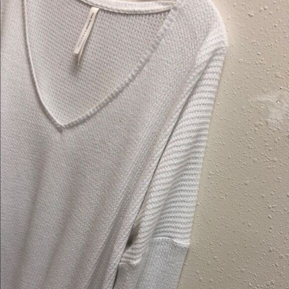 107. The group babaton ARITIZIA V-Neck waffle knit long sleeve drop shoulder top - Picture 3 of 7